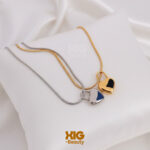 Refugio del Corazón collar candado corazón dorado y plateado sobre almohada satinada blanca