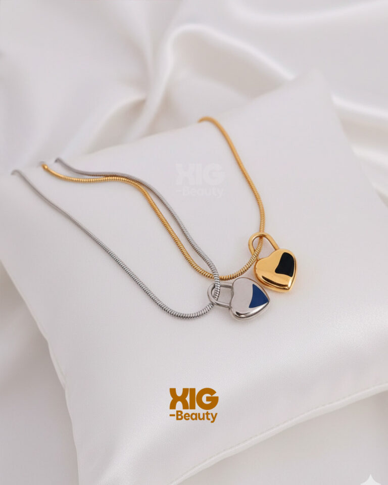 Refugio del Corazón collar candado corazón dorado y plateado sobre almohada satinada blanca